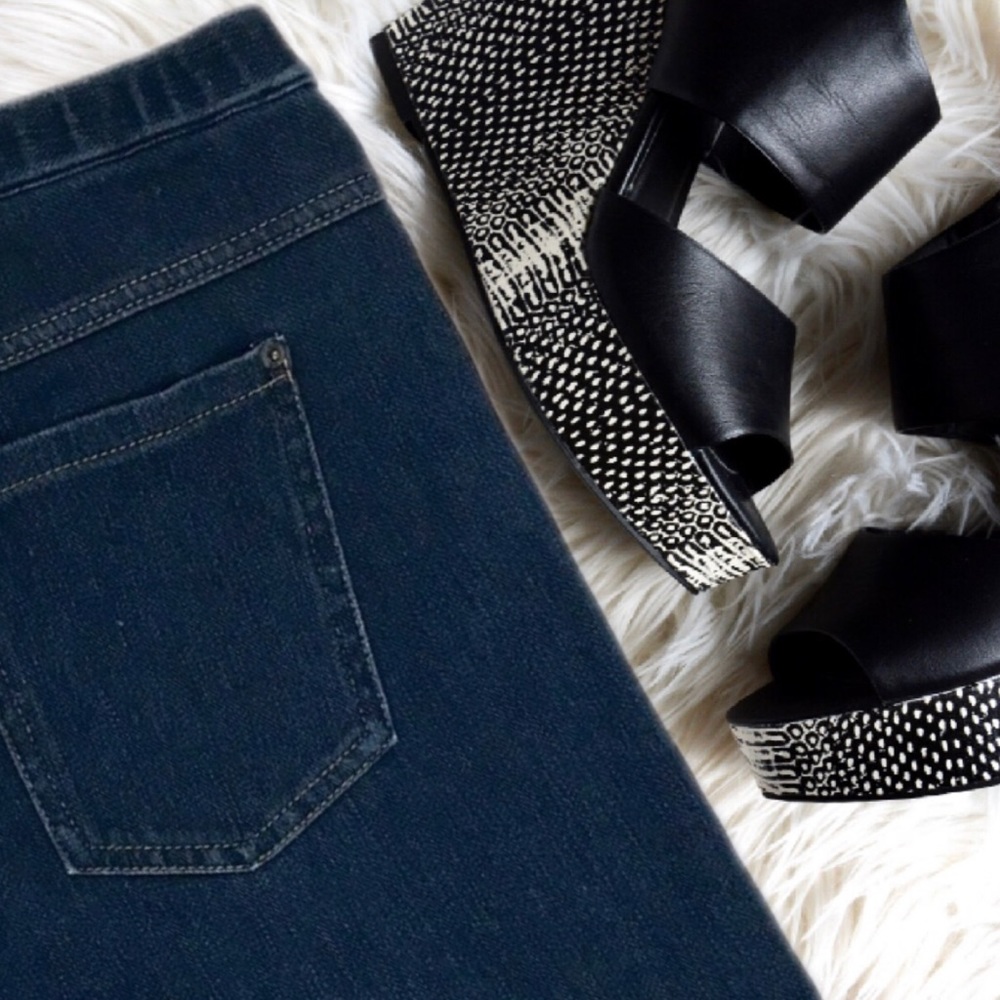 HUE Cropped Dark Blue Jeggings Size Medium